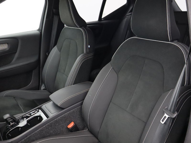 2025 (25) VOLVO XC40 2.0 B4P Ultra Black Edition 5dr Auto 4649343