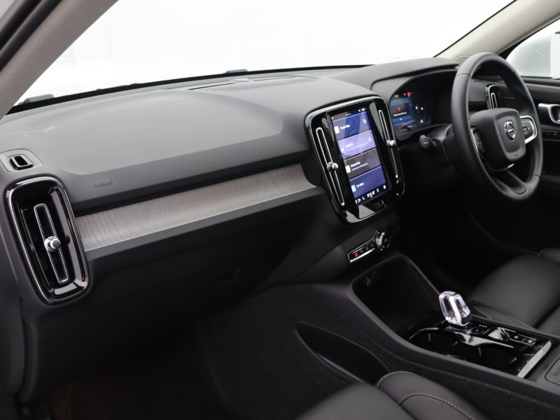 2025 (25) VOLVO XC40 2.0 B3P Ultra Bright 5dr Auto 4748701