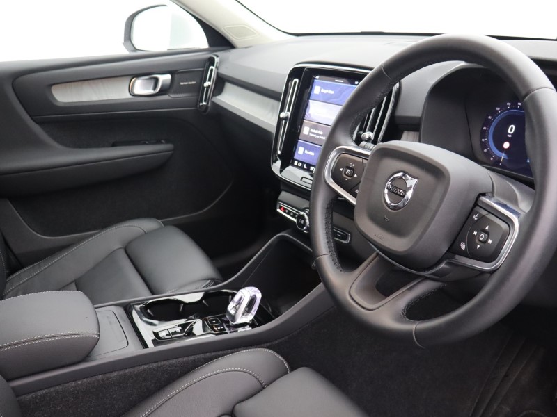 2025 (25) VOLVO XC40 2.0 B3P Ultra Bright 5dr Auto 4748699