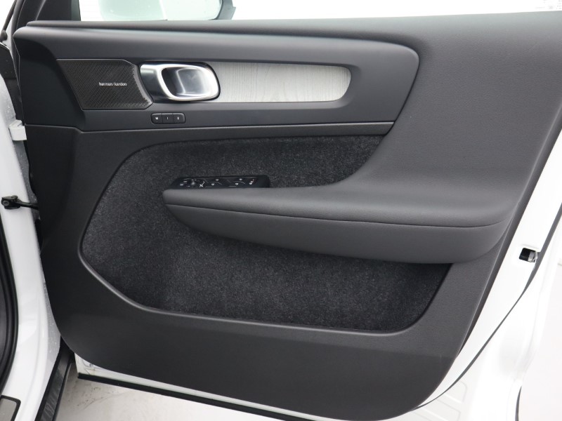 2025 (25) VOLVO XC40 2.0 B3P Ultra Bright 5dr Auto 4748690