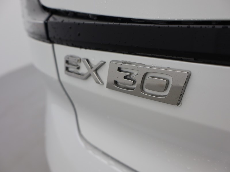 2025 (25) VOLVO EX30 200kW SM Extended Range Plus 69kWh 5dr Auto *VAT QUALIFYING* 4559165