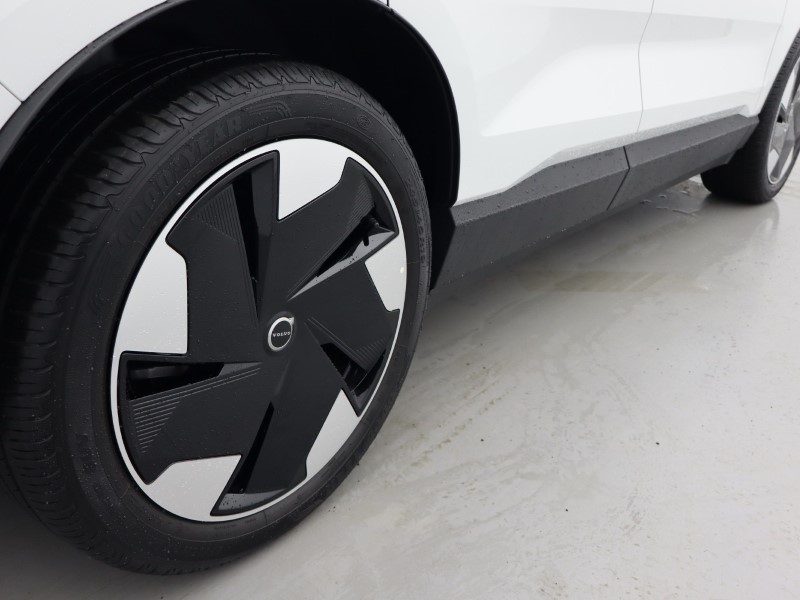 2025 (25) VOLVO EX30 200kW SM Extended Range Plus 69kWh 5dr Auto *VAT QUALIFYING* 4559129