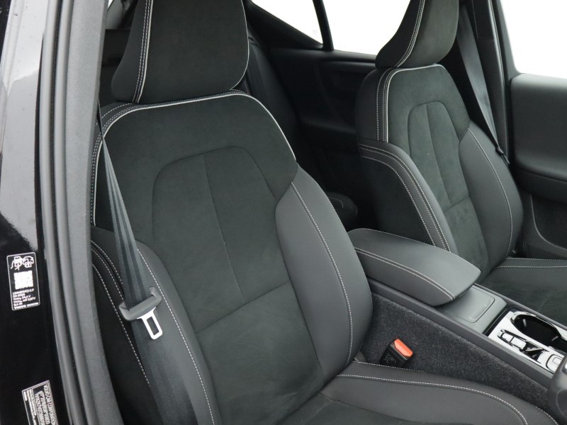 2025 (25) VOLVO XC40 2.0 B3P Plus Black Edition 5dr Auto *VAT QUALIFYING* 4980937