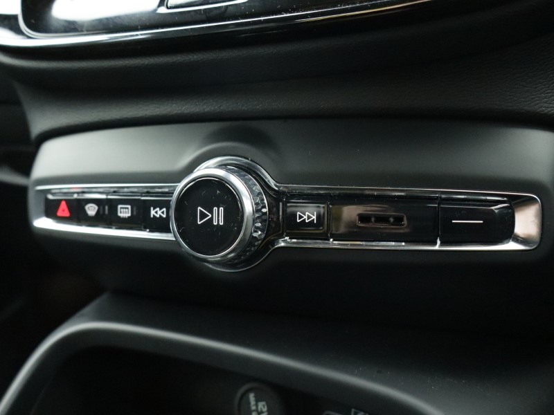 2025 (25) VOLVO XC40 2.0 B3P Plus Black Edition 5dr Auto *VAT QUALIFYING* 4980956