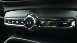 2025 (25) VOLVO XC40 2.0 B3P Plus Black Edition 5dr Auto *VAT QUALIFYING* 4980956