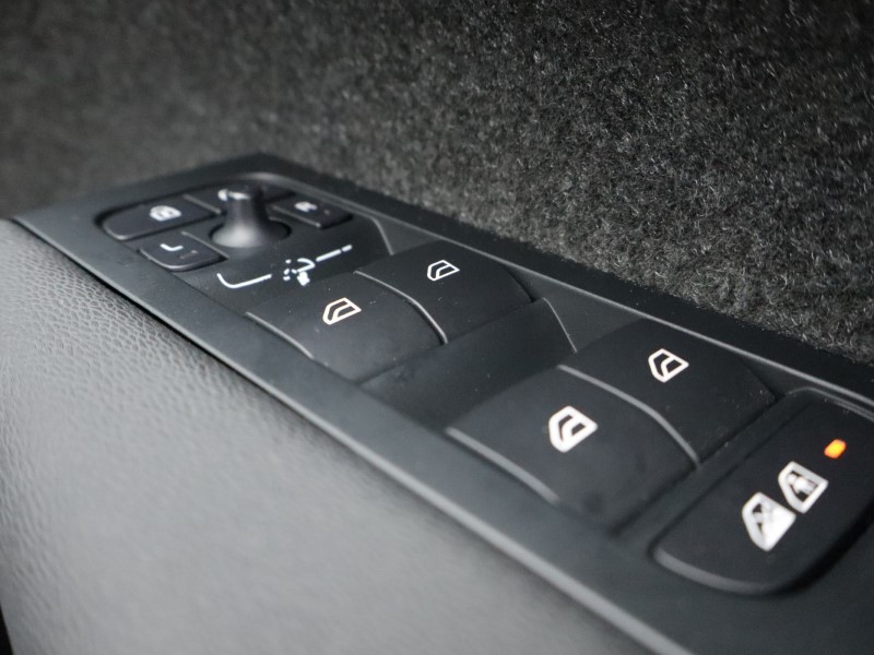 2025 (25) VOLVO XC40 2.0 B3P Plus Black Edition 5dr Auto *VAT QUALIFYING* 4980931