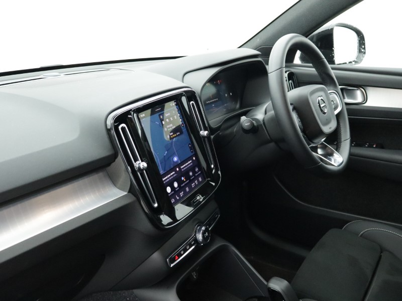 2025 (25) VOLVO XC40 2.0 B3P Plus Black Edition 5dr Auto *VAT QUALIFYING* 4980940