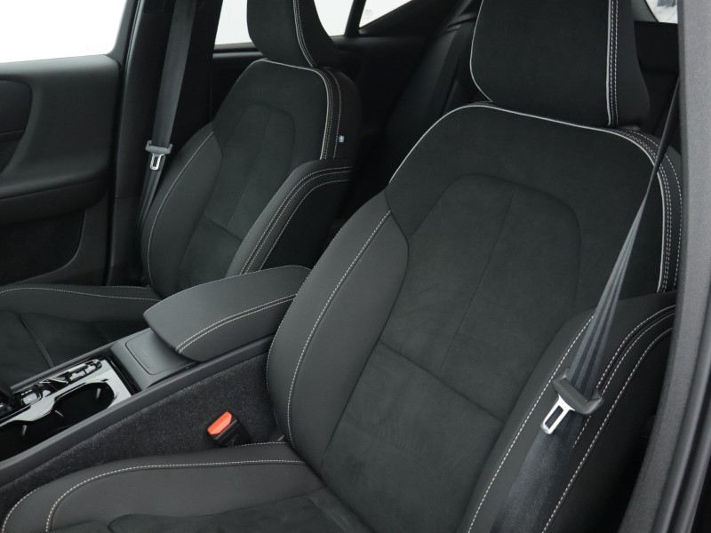 2025 (25) VOLVO XC40 2.0 B4P Plus Black Edition 5dr Auto *VAT QUALIFYING* 4951431