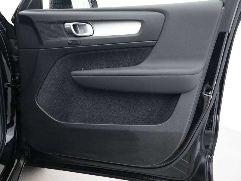 2025 (25) VOLVO XC40 2.0 B4P Plus Black Edition 5dr Auto *VAT QUALIFYING* 4951422