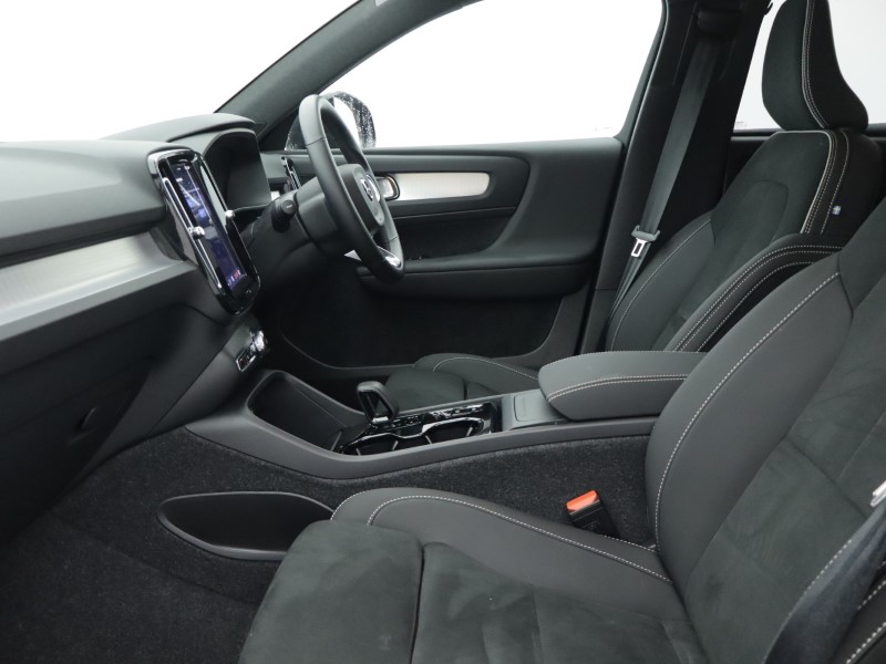 2025 (25) VOLVO XC40 2.0 B4P Plus Black Edition 5dr Auto *VAT QUALIFYING* 4951420