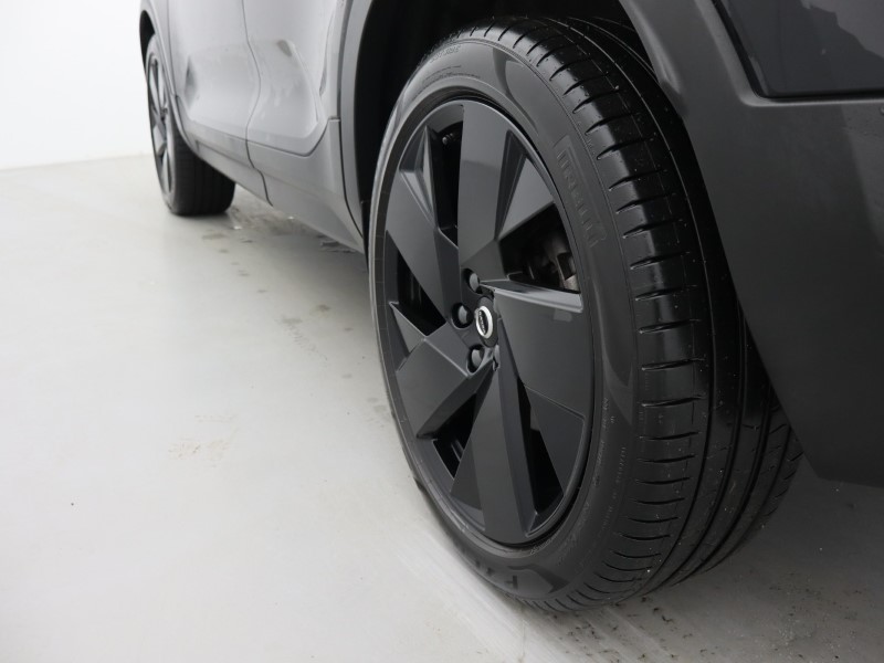 2025 (25) VOLVO XC40 2.0 B4P Plus Black Edition 5dr Auto *VAT QUALIFYING* 4951419