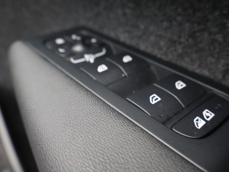 2025 (25) VOLVO XC40 2.0 B3P Ultra Black Edition 5dr Auto 4893780