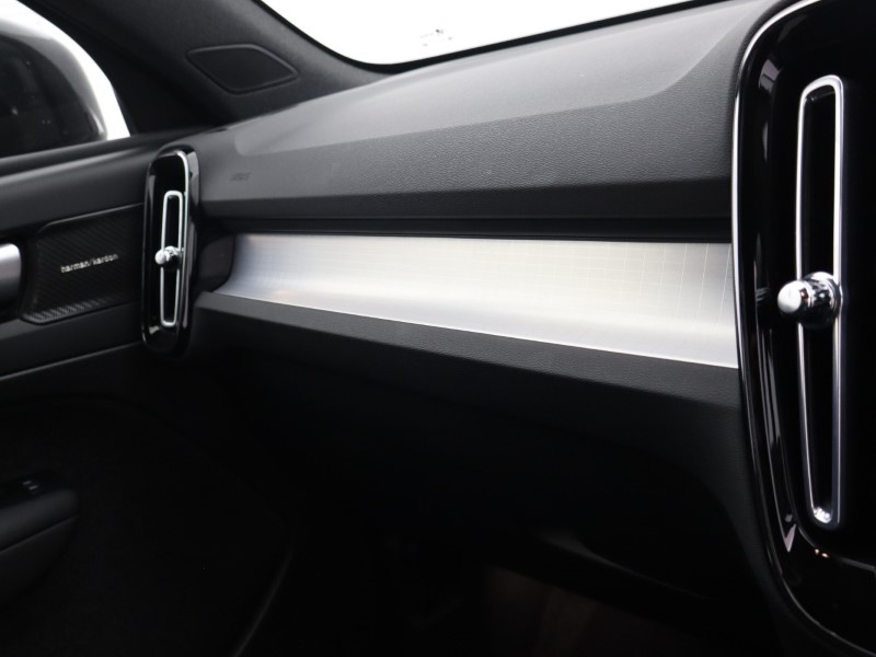 2025 (25) VOLVO XC40 2.0 B3P Ultra Black Edition 5dr Auto 4893813