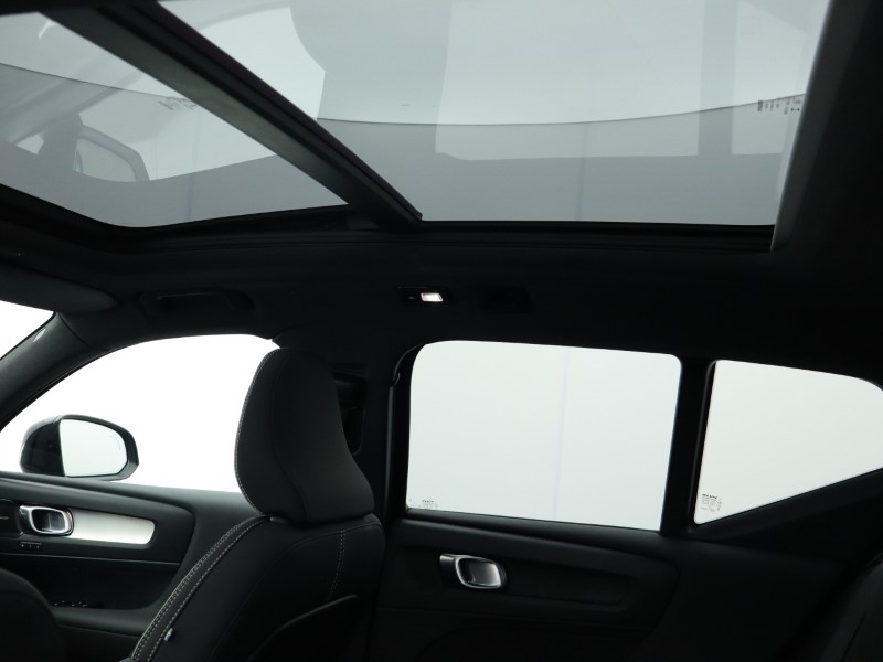 2025 (25) VOLVO XC40 2.0 B3P Ultra Black Edition 5dr Auto 4893777