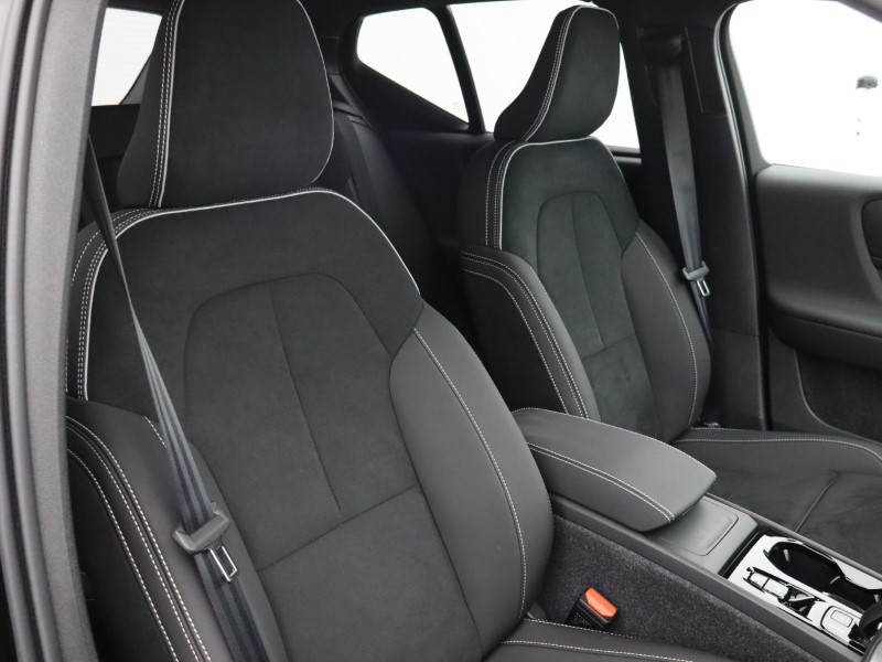 2025 (25) VOLVO XC40 2.0 B3P Ultra Black Edition 5dr Auto 4893787