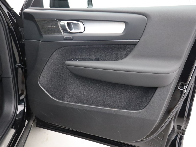 2025 (25) VOLVO XC40 2.0 B3P Ultra Black Edition 5dr Auto 4893778