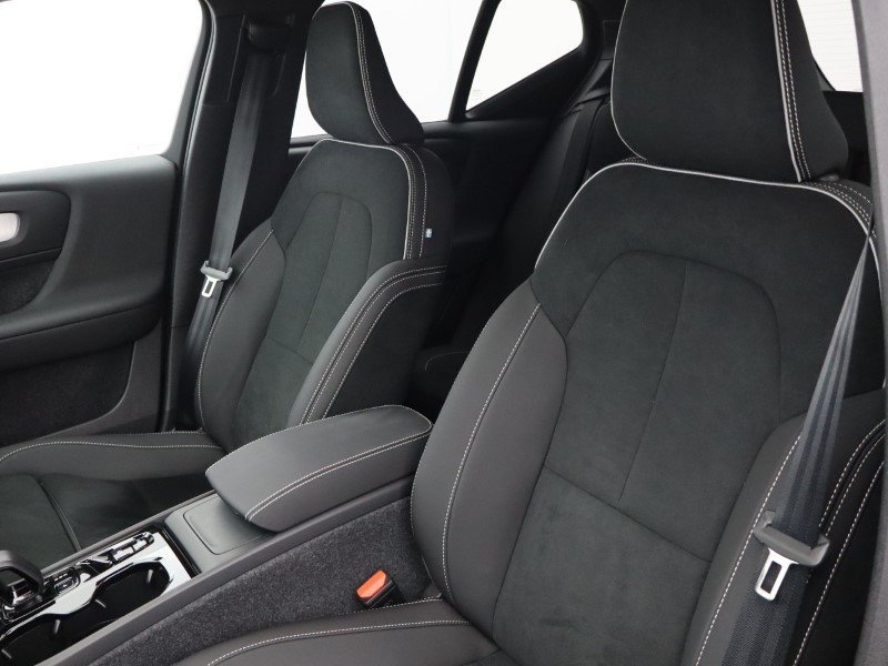 2025 (25) VOLVO XC40 2.0 B3P Ultra Black Edition 5dr Auto 4893788