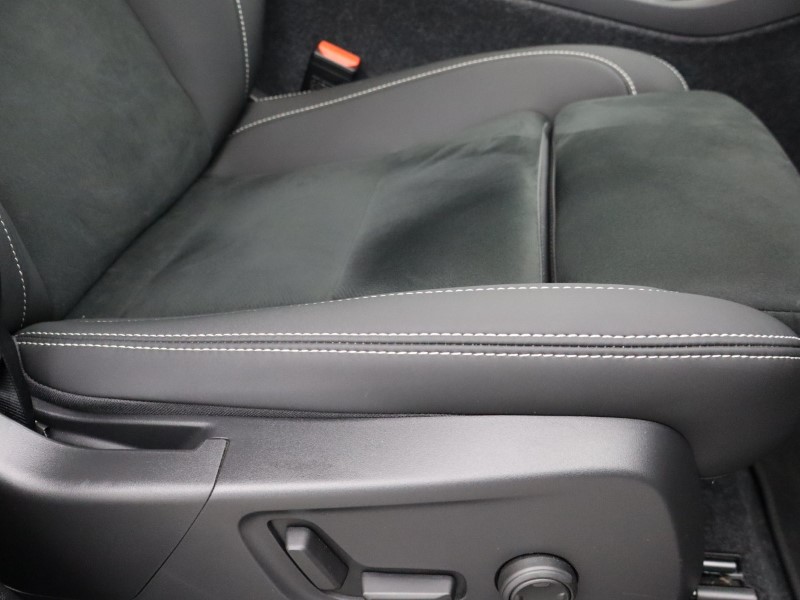 2025 (25) VOLVO XC40 2.0 B3P Ultra Black Edition 5dr Auto 4893786