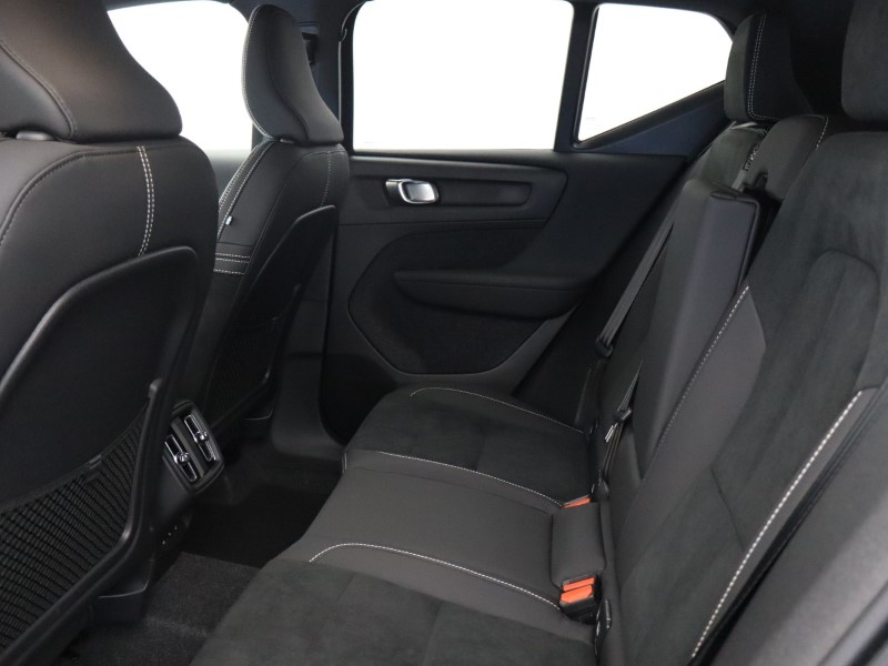 2025 (25) VOLVO XC40 2.0 B3P Ultra Black Edition 5dr Auto 4893773