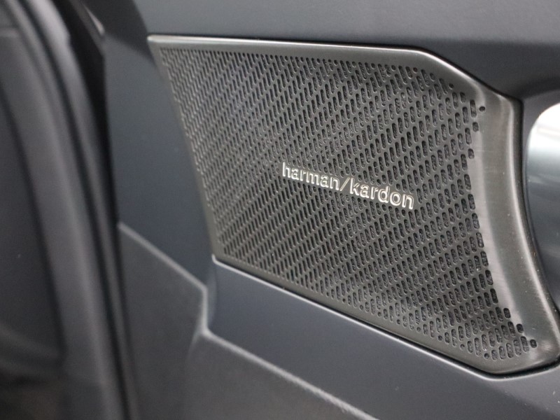 2025 (25) VOLVO XC40 2.0 B3P Ultra Black Edition 5dr Auto 4893779