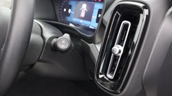 2025 (25) VOLVO XC40 2.0 B3P Ultra Black Edition 5dr Auto 4893783