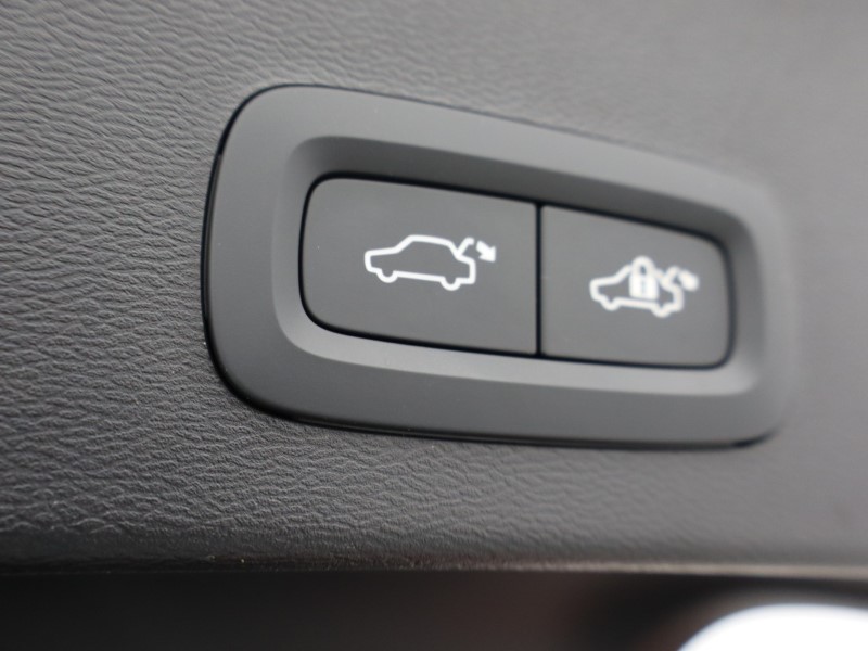 2025 (25) VOLVO XC40 2.0 B3P Ultra Black Edition 5dr Auto 4893755