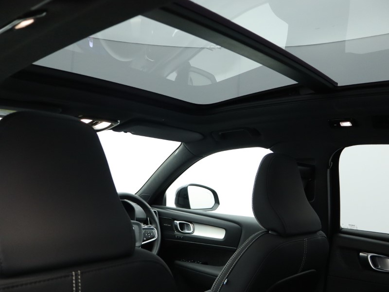 2025 (25) VOLVO XC40 2.0 B3P Ultra Black Edition 5dr Auto 4893776