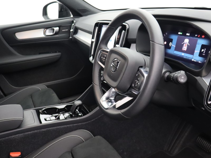 2025 (25) VOLVO XC40 2.0 B3P Ultra Black Edition 5dr Auto 4893784