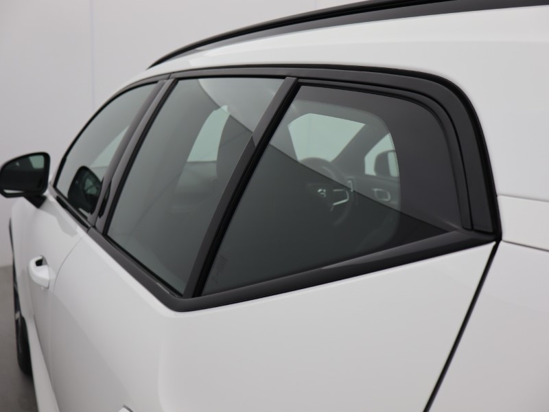 2024 (74) VOLVO XC40 2.0 B4P Plus Dark 5dr Auto *VAT QUALIFYING* 4526426