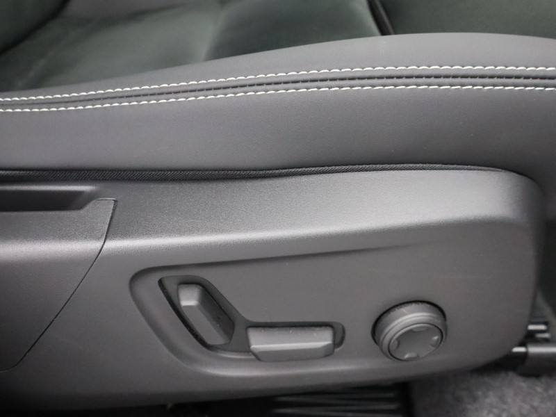 2024 (74) VOLVO XC40 2.0 B4P Plus Dark 5dr Auto *VAT QUALIFYING* 4526391