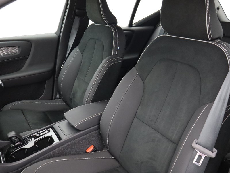 2024 (74) VOLVO XC40 2.0 B4P Plus Dark 5dr Auto *VAT QUALIFYING* 4526394