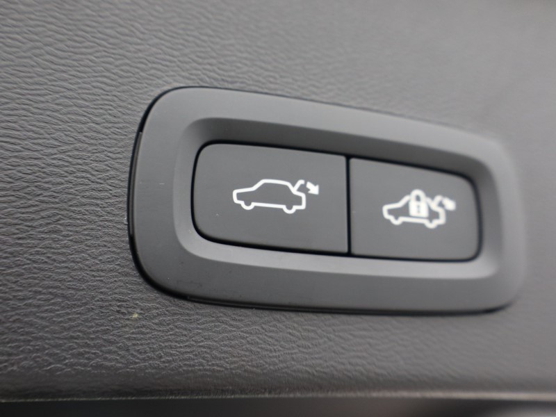 2024 (74) VOLVO XC40 2.0 B4P Plus Dark 5dr Auto *VAT QUALIFYING* 4526425