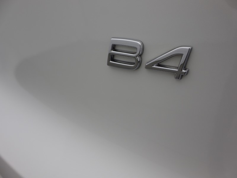 2024 (74) VOLVO XC40 2.0 B4P Plus Dark 5dr Auto *VAT QUALIFYING* 4526423