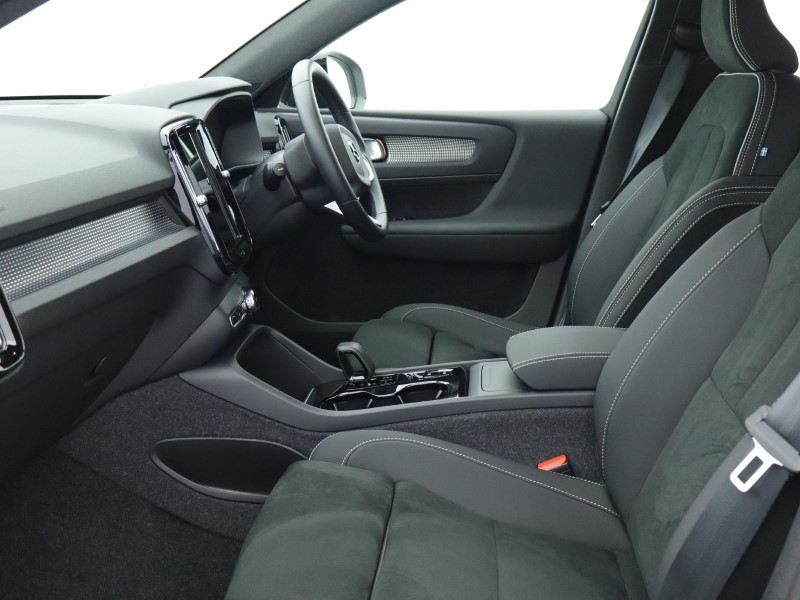 2024 (74) VOLVO XC40 2.0 B4P Plus Dark 5dr Auto *VAT QUALIFYING* 4526380