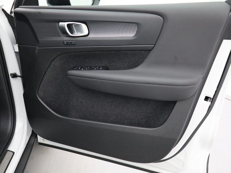 2024 (74) VOLVO XC40 2.0 B4P Plus Dark 5dr Auto *VAT QUALIFYING* 4526384