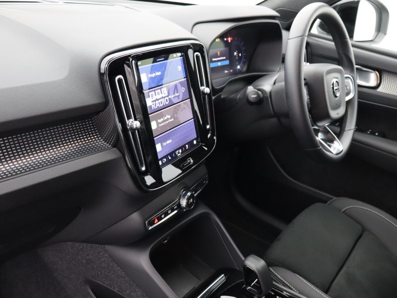 2024 (74) VOLVO XC40 2.0 B4P Plus Dark 5dr Auto *VAT QUALIFYING* 4526396