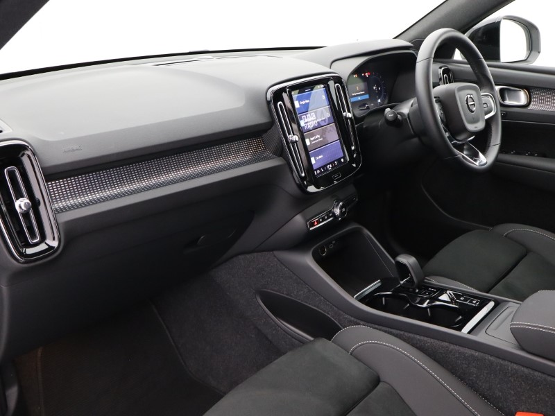 2024 (74) VOLVO XC40 2.0 B4P Plus Dark 5dr Auto *VAT QUALIFYING* 4526395