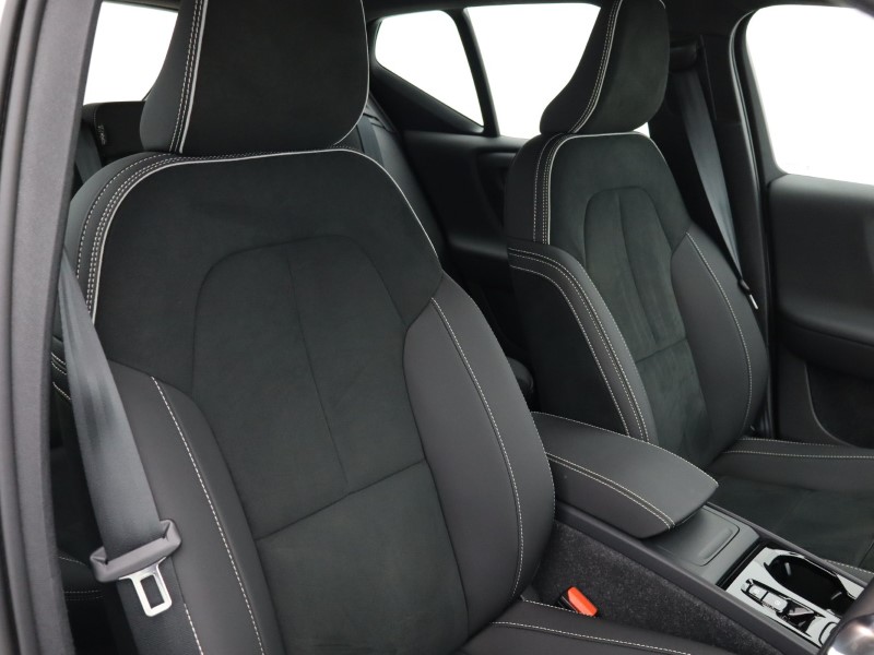 2024 (74) VOLVO XC40 2.0 B4P Plus Dark 5dr Auto *VAT QUALIFYING* 4526393