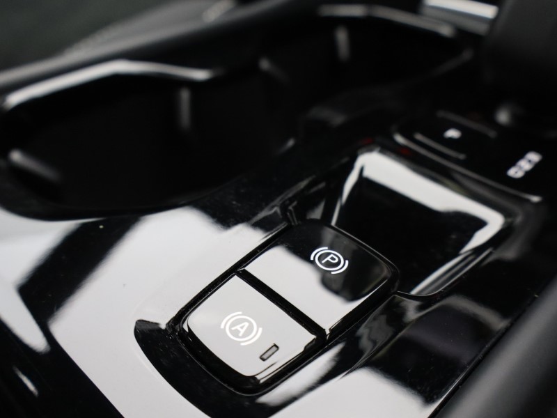 2024 (74) VOLVO XC40 2.0 B4P Plus Dark 5dr Auto *VAT QUALIFYING* 4526413