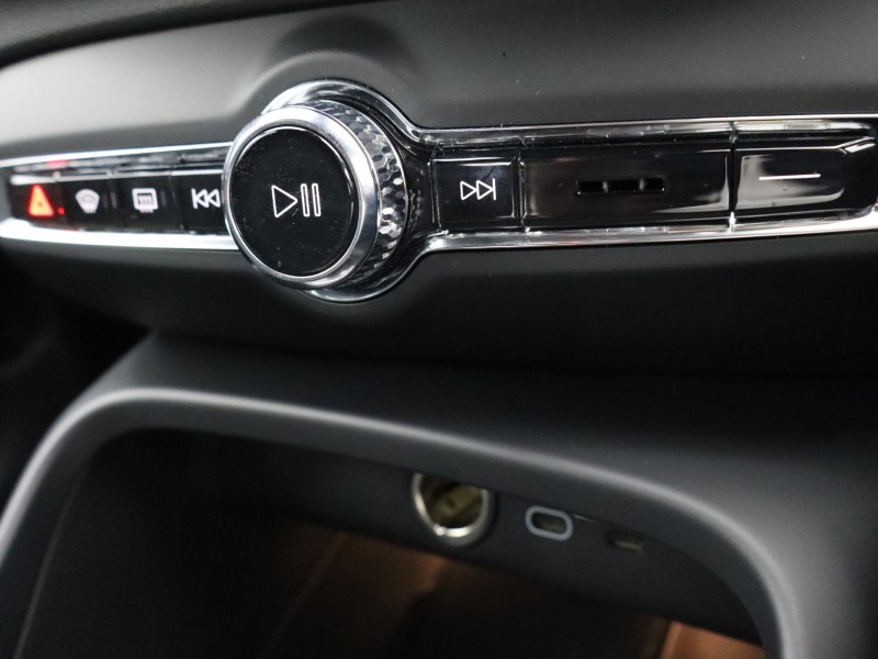 2024 (74) VOLVO XC40 2.0 B4P Plus Dark 5dr Auto *VAT QUALIFYING* 4526410