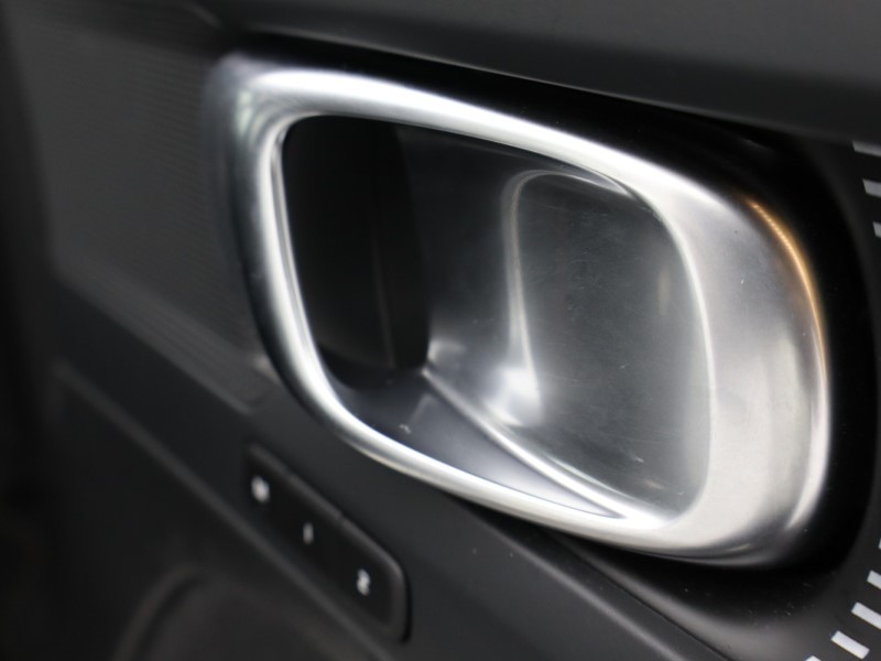 2024 (74) VOLVO XC40 2.0 B4P Plus Dark 5dr Auto *VAT QUALIFYING* 4526386