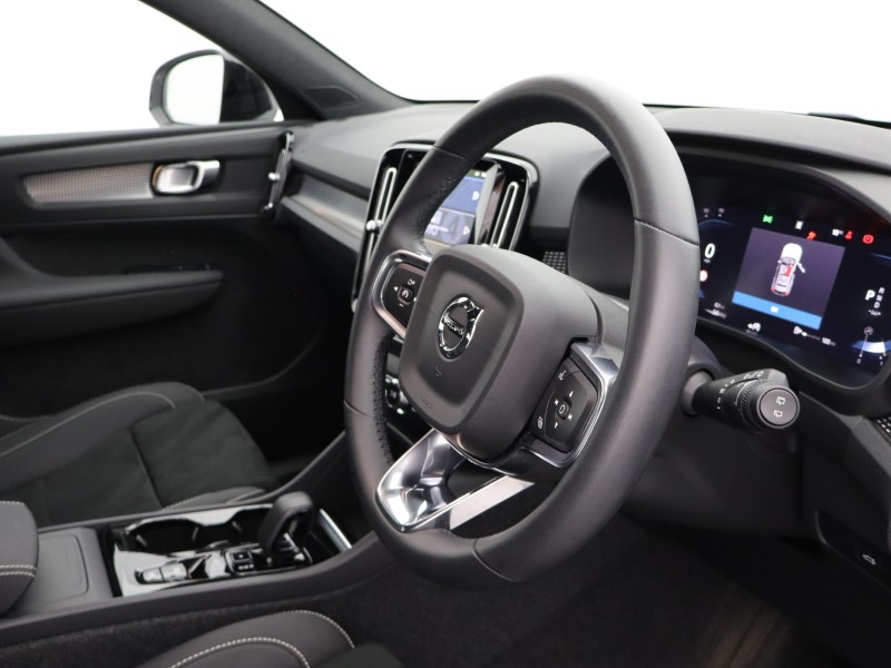 2024 (74) VOLVO XC40 2.0 B4P Plus Dark 5dr Auto *VAT QUALIFYING* 4526390