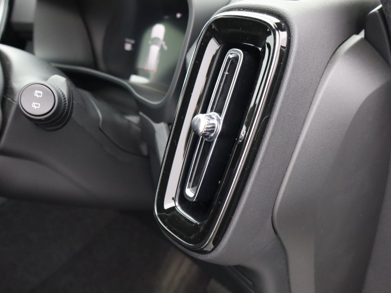 2024 (74) VOLVO XC40 2.0 B4P Plus Dark 5dr Auto *VAT QUALIFYING* 4526389