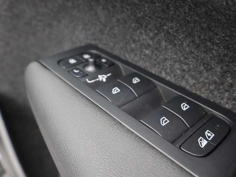 2024 (74) VOLVO XC40 2.0 B4P Plus Dark 5dr Auto *VAT QUALIFYING* 4526387