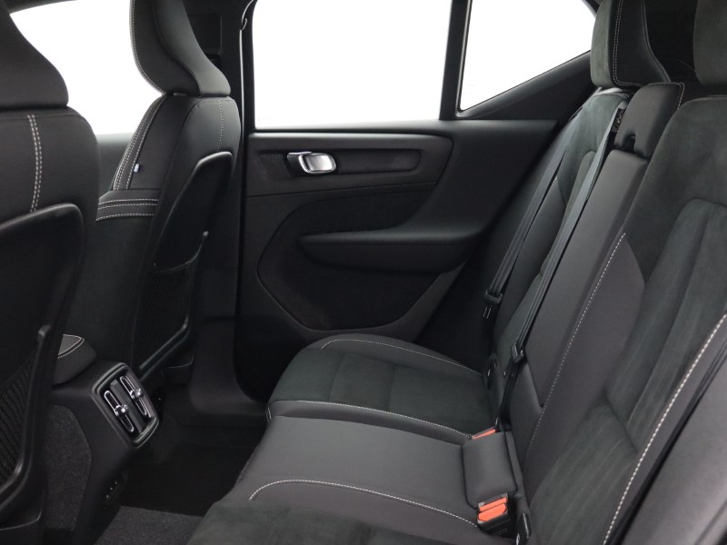 2024 (74) VOLVO XC40 2.0 B4P Plus Dark 5dr Auto *VAT QUALIFYING* 4526381