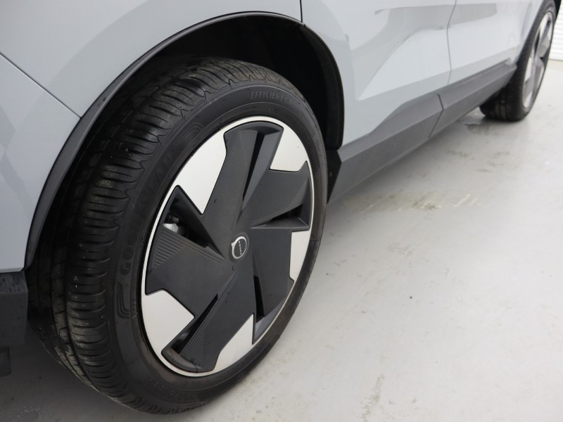 2025 (75) VOLVO EX30 200kW SM Extended Range Plus 69kWh 5dr Auto*VAT QUALIFYING* 4670082