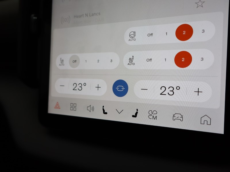 2025 (75) VOLVO EX30 200kW SM Extended Range Plus 69kWh 5dr Auto*VAT QUALIFYING* 4670107