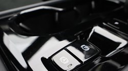 2024 (24) VOLVO XC40 2.0 B3P Plus Dark 5dr Auto 4552738