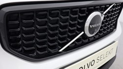 2024 (24) VOLVO XC40 2.0 B3P Plus Dark 5dr Auto 4552741