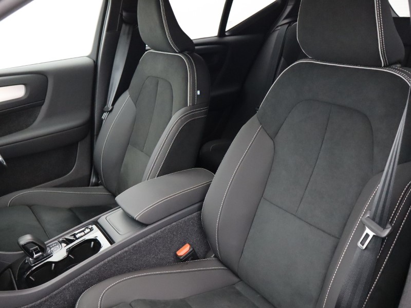 2025 (75) VOLVO XC40 2.0 B3P Plus Black Edition 5dr Auto *VAT QUALIFYING* 4665075